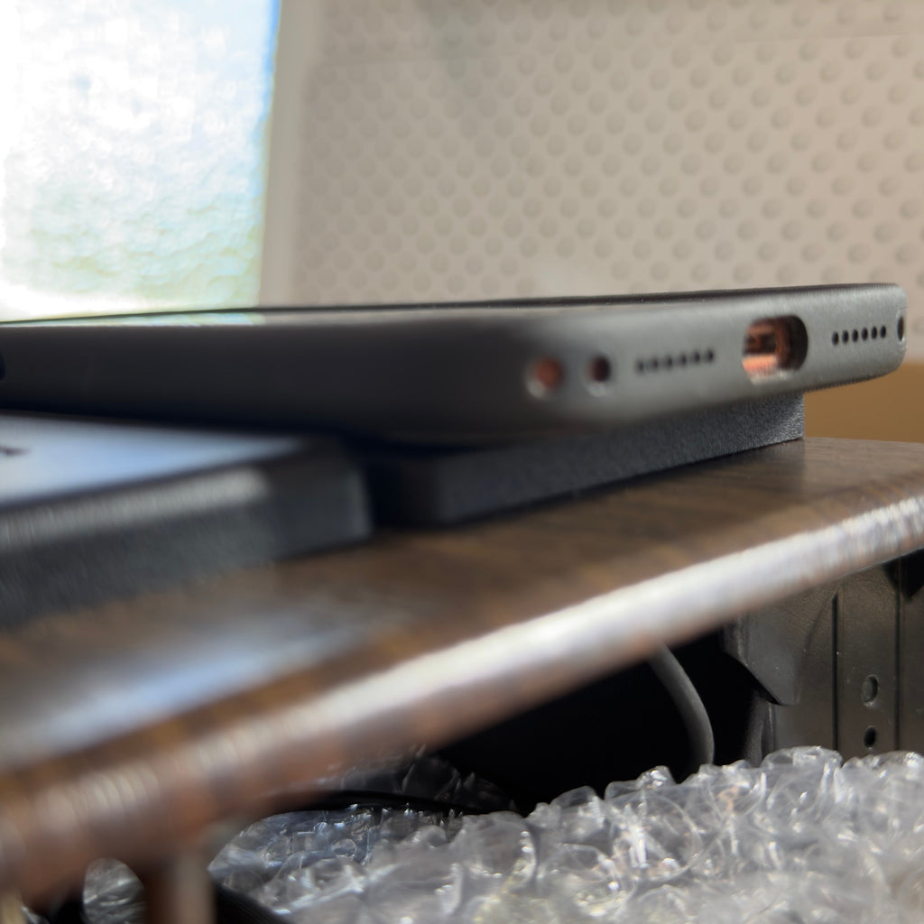 Hard Dash Floating MagSafe™ Phone Charger